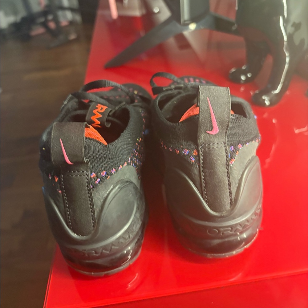 Nike Black & pink VaporMax shoe 6 EUC - Picture 4 of 7